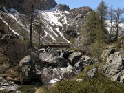 Ponte che dà accesso
alla Piana di Vercoche
(10876 bytes)